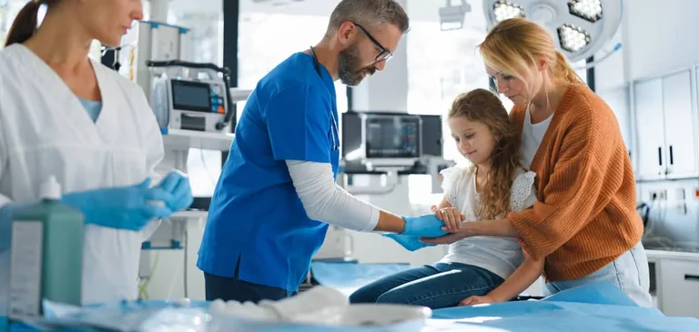 fetita cu mama ei la consultatie chirurgie pediatrica 768