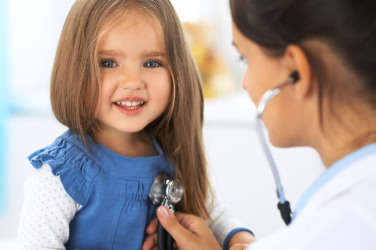 Consult pediatric în București – ce presupune prima vizită la medicul pediatru