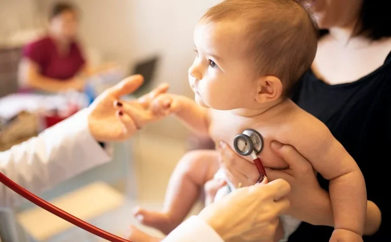Semne că trebuie să mergi urgent la pediatru: ghid pentru părinți