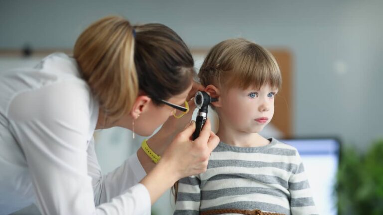 Cu ce trece durerea de ureche la copii. 7 sfaturi de la medicul ORL