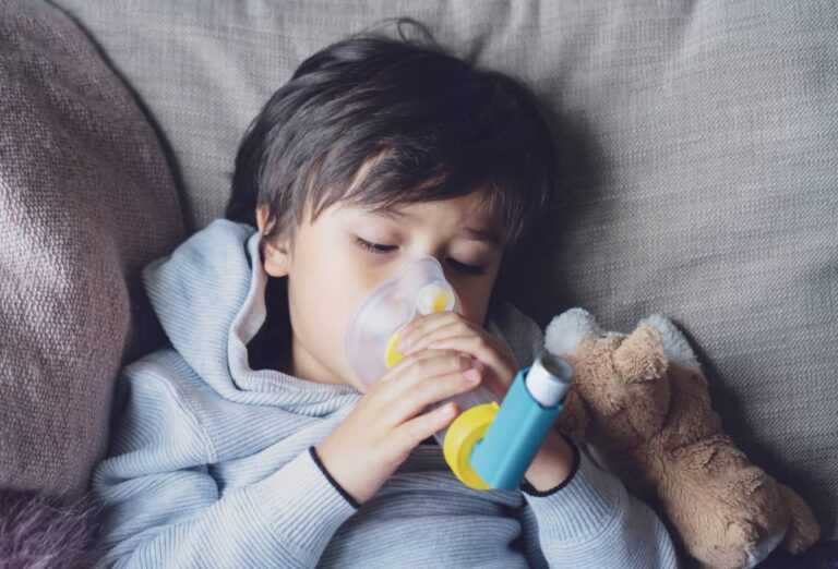 baietel cu astm face inhalații